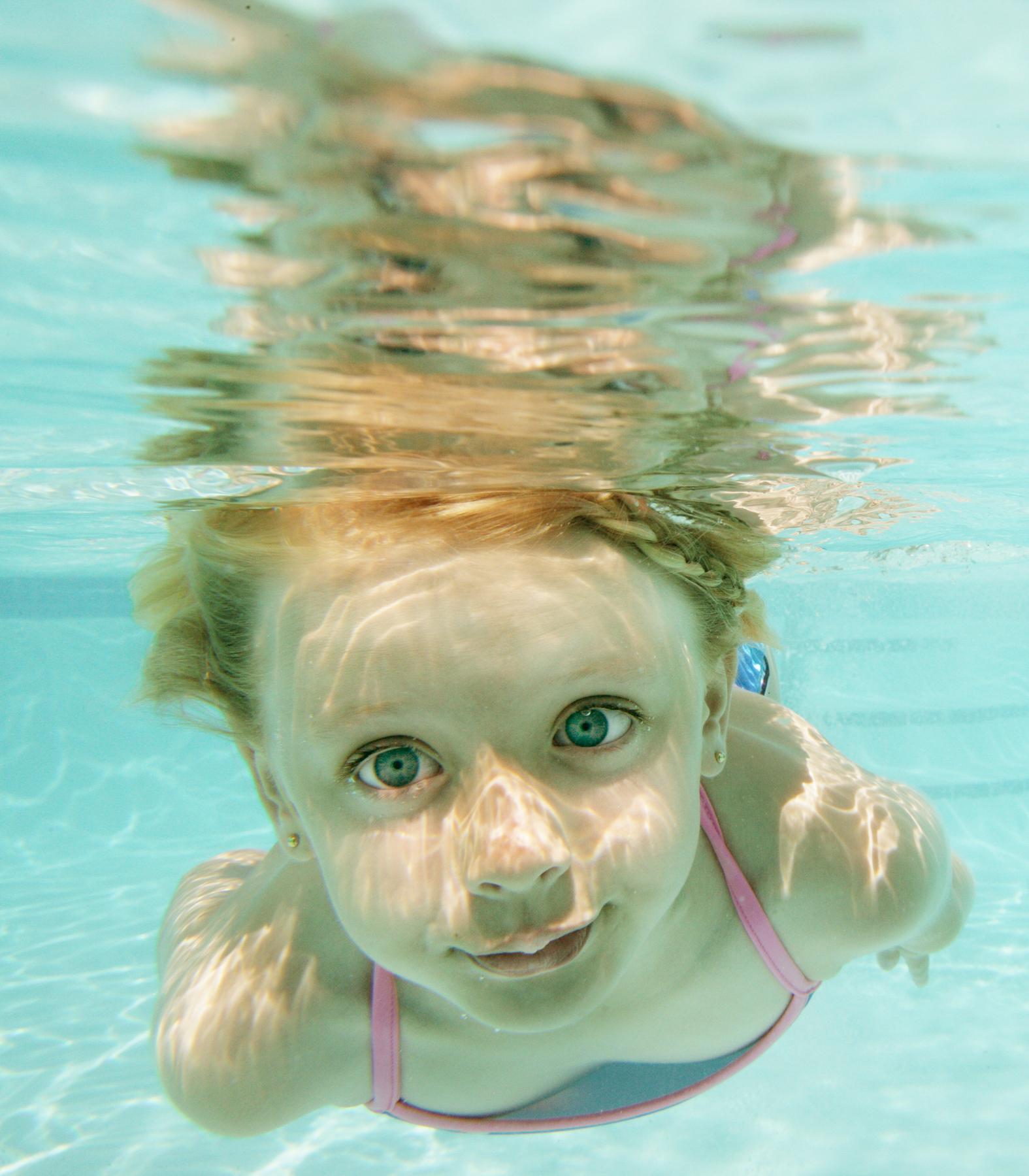 girl-underwater